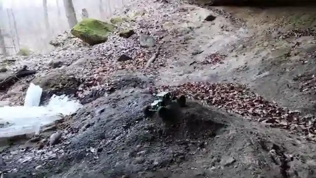 exploring-axial-helilimon-crawler-cave-adventure
