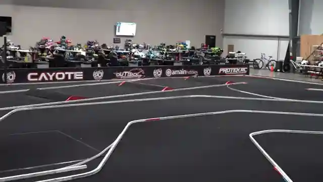 rc-race-cars-showdown-400-vs-2000-performance-and-skill-comparison