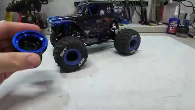 triel-aluminum-wheels-vs-factory-plastic-losi-mini-lmt-performance-test