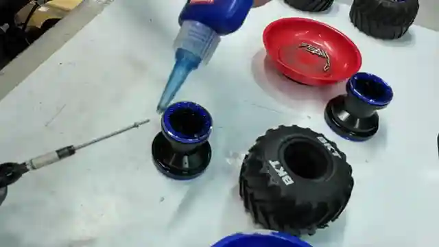 triel-aluminum-wheels-vs-factory-plastic-losi-mini-lmt-performance-test