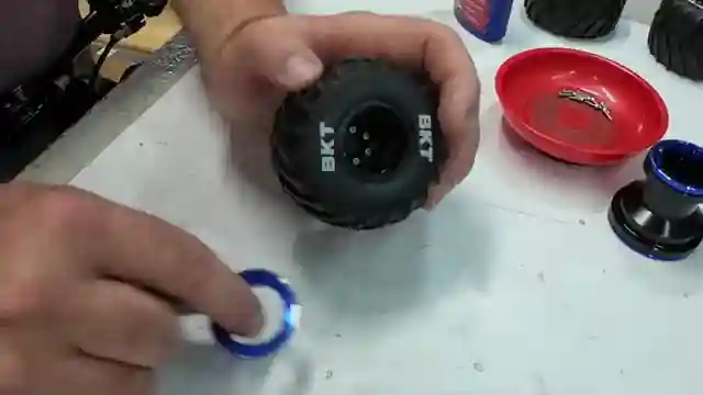 triel-aluminum-wheels-vs-factory-plastic-losi-mini-lmt-performance-test