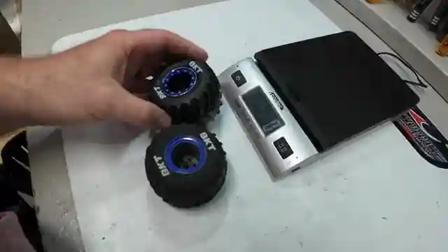triel-aluminum-wheels-vs-factory-plastic-losi-mini-lmt-performance-test