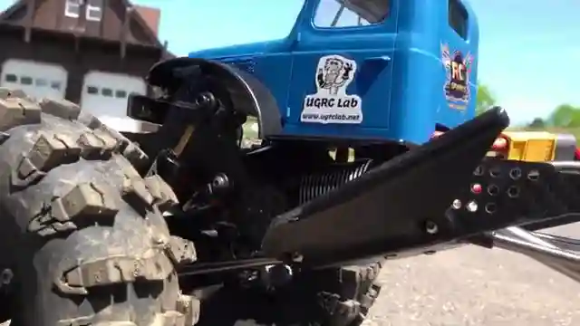 unveiling-the-outlaw-chassis-a-carbon-fiber-marvel-for-rock-crawling