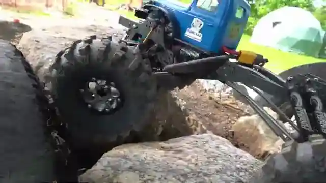 unveiling-the-outlaw-chassis-a-carbon-fiber-marvel-for-rock-crawling