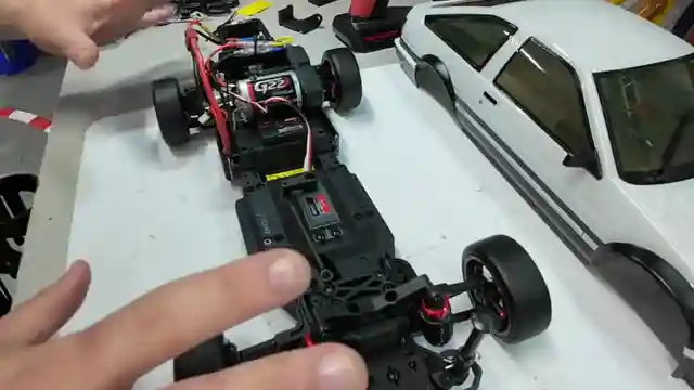kyosho-phaser-d2-visual-masterpiece-with-beginner-friendly-drifting-experience