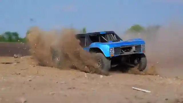 rock-hobby-ridgeer-u4-vs-traxxas-udr-desert-truck-showdown