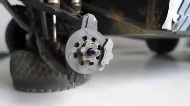 rock-hobby-ridgeer-u4-vs-traxxas-udr-desert-truck-showdown