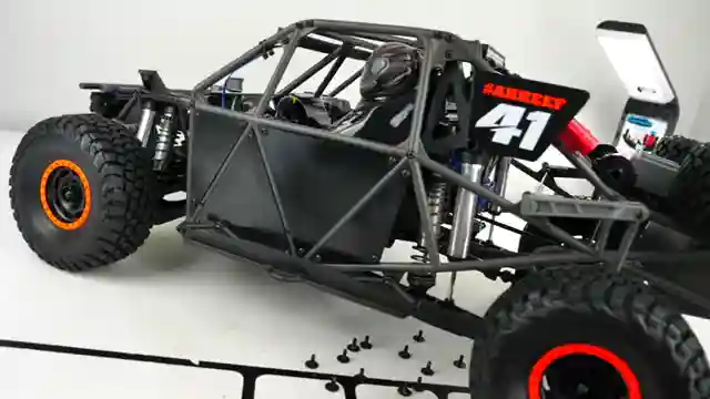 rock-hobby-ridgeer-u4-vs-traxxas-udr-desert-truck-showdown
