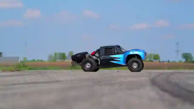 rock-hobby-ridgeer-u4-vs-traxxas-udr-desert-truck-showdown