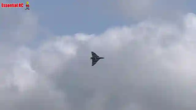 exclusive-flying-vulcan-model-powered-by-jet-italia-220-engines